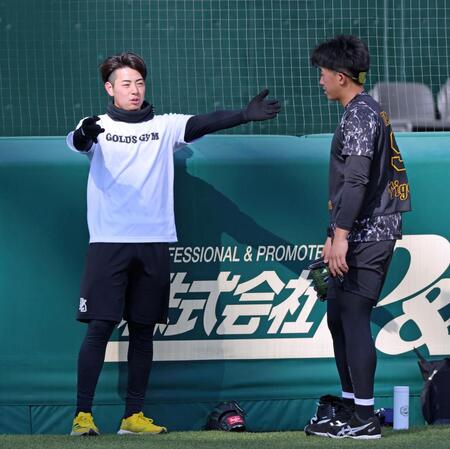 立石（右）と話しをする下村（撮影・立川洋一郎）