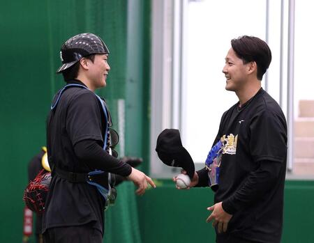 　ブルペン入りした木下（右）の球を受けた伏見（撮影・西田忠信）