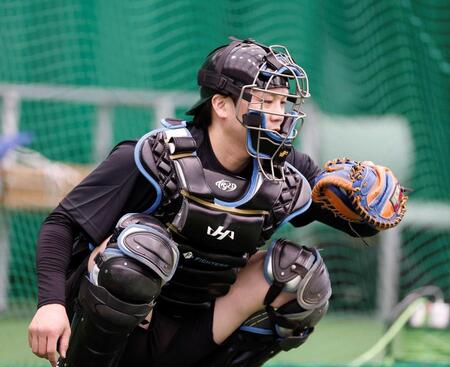 　ブルペンで木下の投球を受ける伏見（撮影・西田忠信）