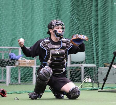 ブルペンで投球を受ける伏見（撮影・西田忠信）