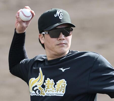 キャッチボールをする伏見（撮影・田中太一）