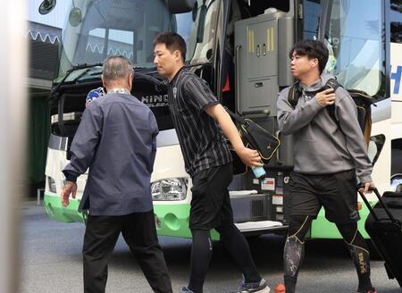 宜野座入りする岩崎（中央）＝撮影・西田忠信