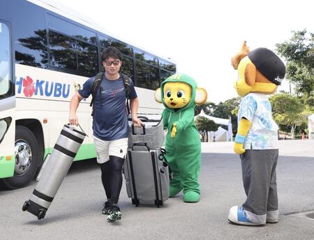 球団マスコットに迎えられる森下（撮影・西田忠信）