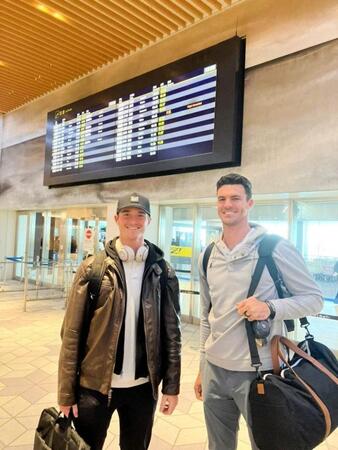 来日した新外国人・ルーカス（左）とラグズデール（球団提供）