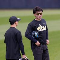 守備練習中に近本（左）と言葉を交わす森下（撮影・西田忠信）