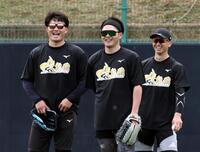 中堅で（右から）近本、小野寺と談笑する森下（撮影・田中太一）