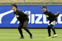 フィギアスケートのような体勢で構える森下（左）と近本（撮影・田中太一）