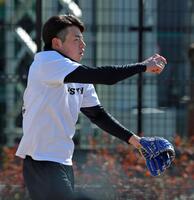 キャッチボールをして調整する村（撮影・立川洋一郎）