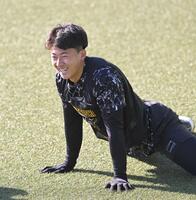 　練習の合間に笑顔を見せる立石（撮影・飯室逸平）