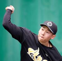 　ブルペンで投げ込む早川（撮影・西田忠信）