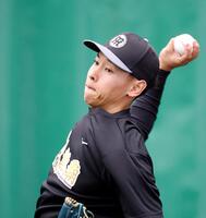 ブルペンで投げ込む早川（撮影・西田忠信）