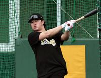 フリー打撃で柵越えを放つ浜田（撮影・田中太一）