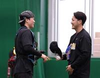 　ブルペン入りした木下（右）の球を受けた伏見（撮影・西田忠信）