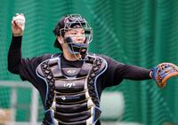 プルペンで木下の投球を受ける伏見（撮影・西田忠信）