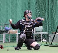 ブルペンで投球を受ける伏見（撮影・西田忠信）