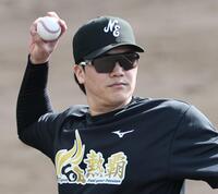 キャッチボールをする伏見（撮影・田中太一）