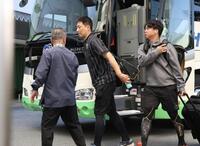 宜野座入りする岩崎（中央）＝撮影・西田忠信