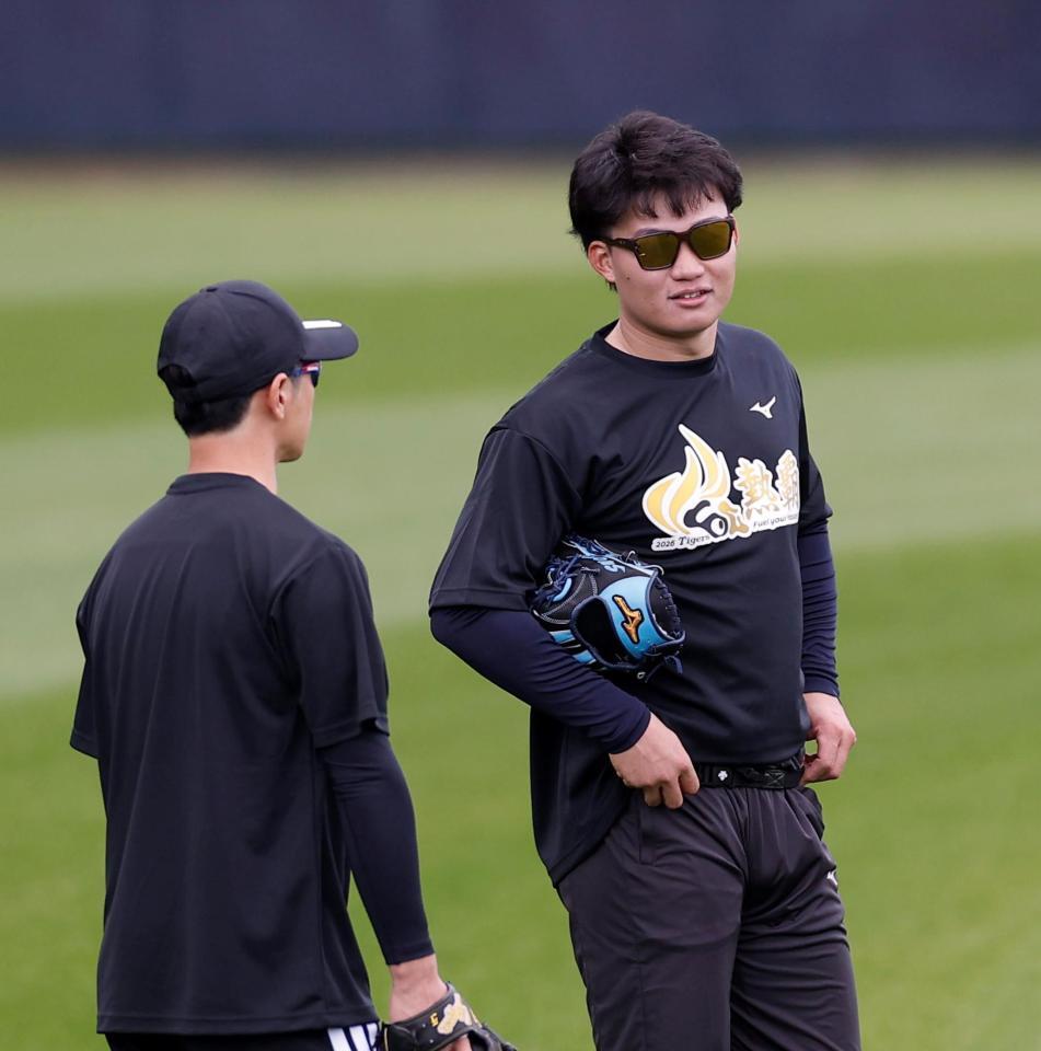 守備練習中に近本（左）と言葉を交わす森下（撮影・西田忠信）