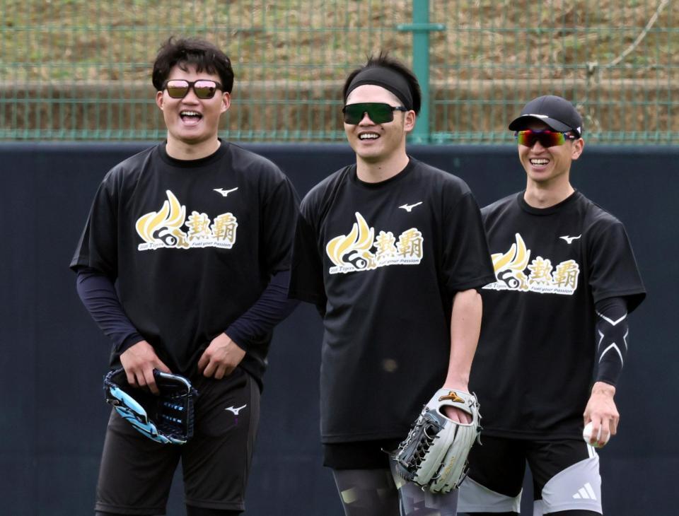 中堅で（右から）近本、小野寺と談笑する森下（撮影・田中太一）