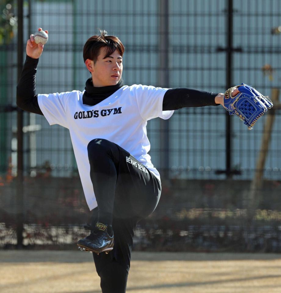 　キャッチボールをして調整する下村（撮影・立川洋一郎）