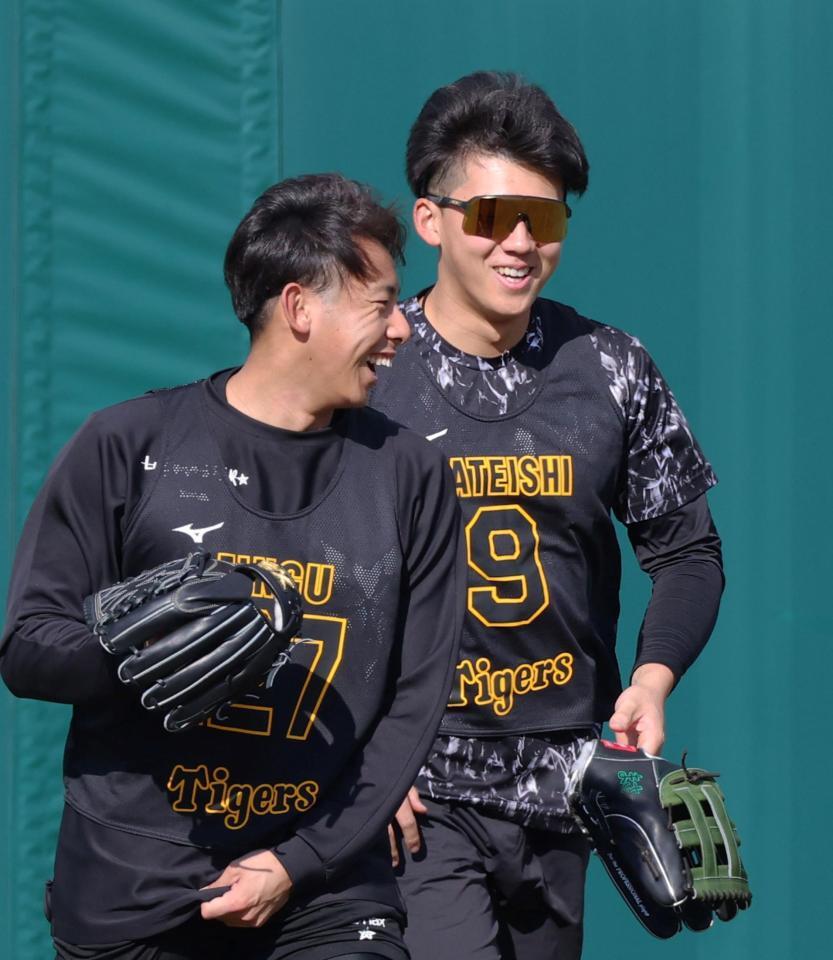 神宮（左）とキャッチボールに向かう立石（撮影・立川洋一郎）