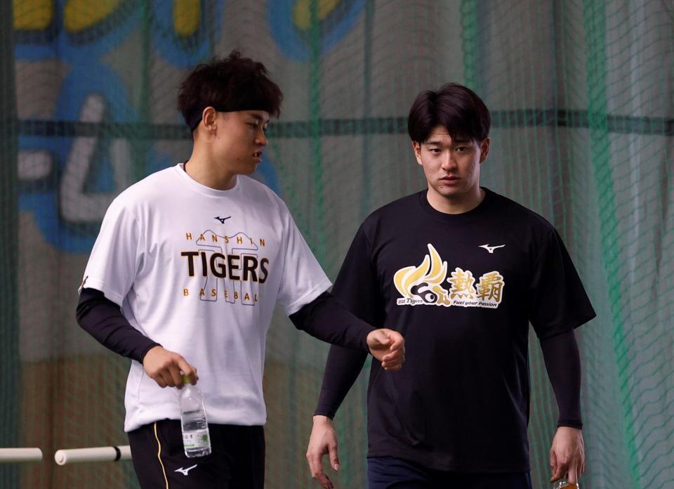 トレーニングを終え、伊藤稜（右）と言葉を交わす早川（撮影・西田忠信）