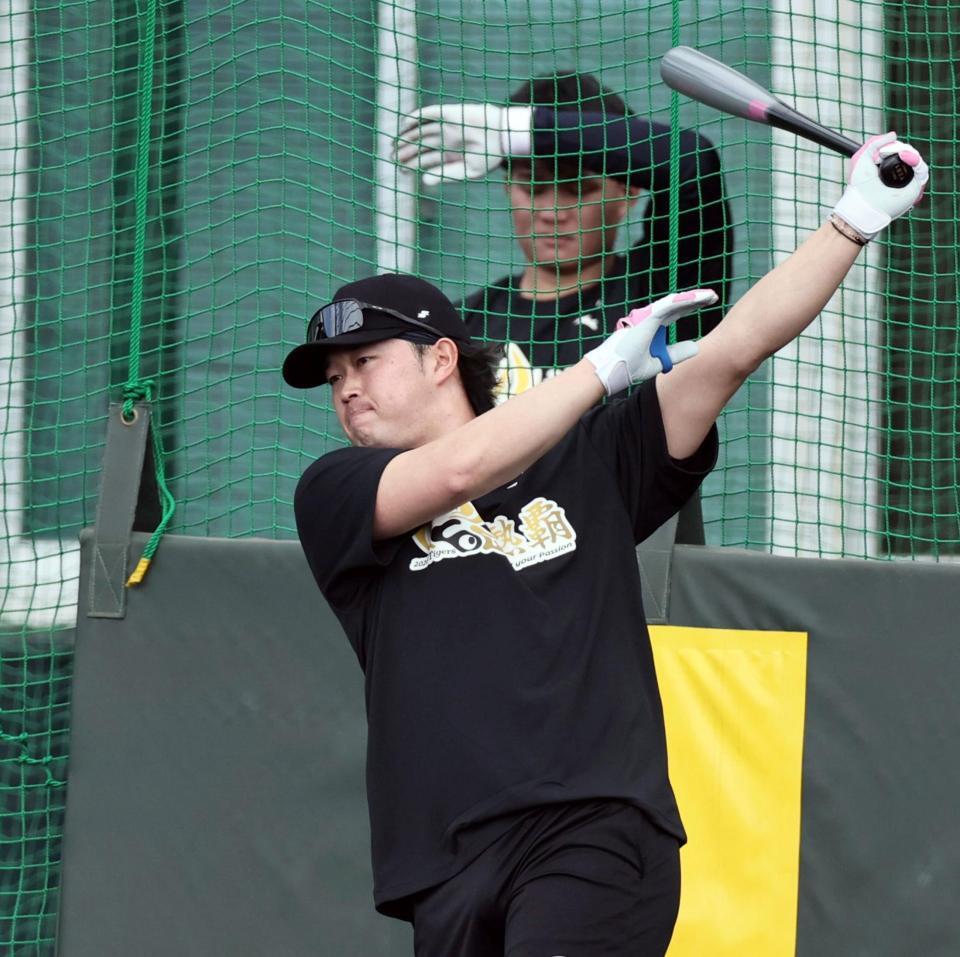 阪神・森下翔太（奥）が見る中、打撃練習をする阪神・浜田太貴＝宜野座（撮影・田中太一）