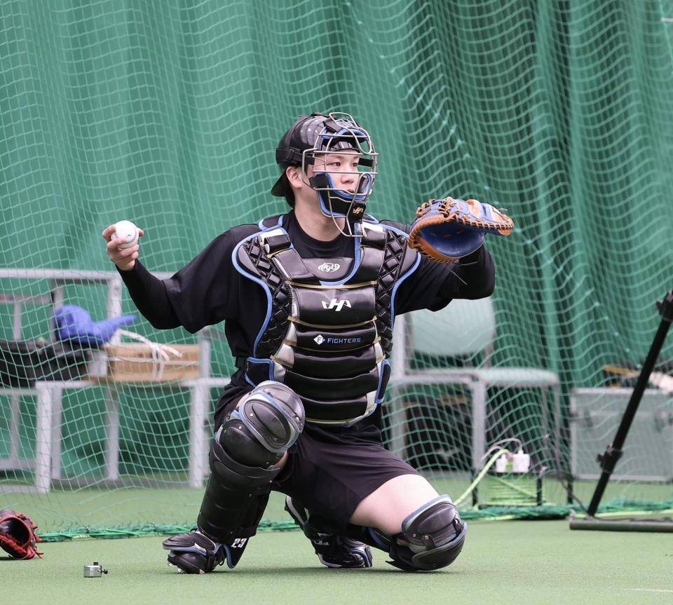 ブルペンで投球を受ける伏見（撮影・西田忠信）