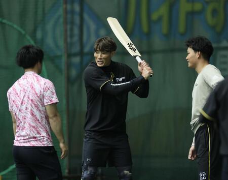 クリケットバットを振る糸井氏（中央）を見る森下（右）と前川＝２５年２月