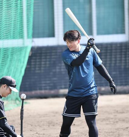 力を抜いてティー打撃をする阪神・前川右京＝宜野座（撮影・田中太一）