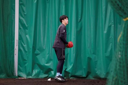 ブルペンで投げ込む阪神・門別啓人＝宜野座（撮影・西田忠信）