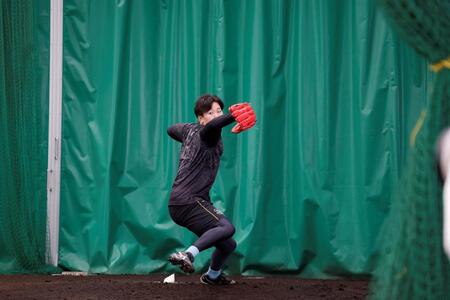 ブルペンで投げ込む阪神・門別啓人＝宜野座（撮影・西田忠信）