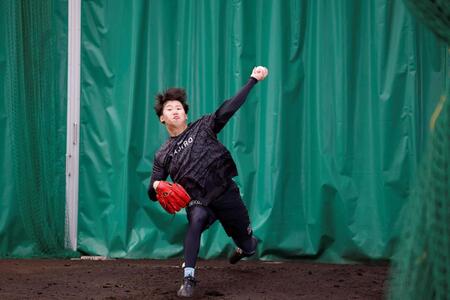 ブルペンで投げ込む阪神・門別啓人＝宜野座（撮影・西田忠信）