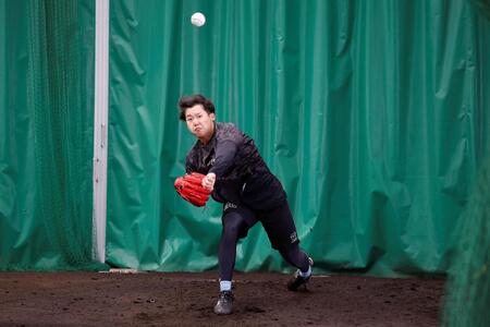 ブルペンで投げ込む阪神・門別啓人＝宜野座（撮影・西田忠信）