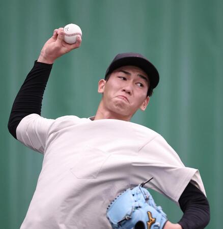 ブルペンで投げ込む今朝丸（撮影・西田忠信）