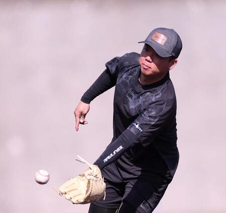 守備練習に取り組む阪神・村上頌樹＝宜野座（撮影・西田忠信）