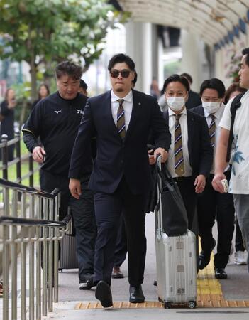 沖縄入りした佐藤輝（撮影・佐々木彰尚）