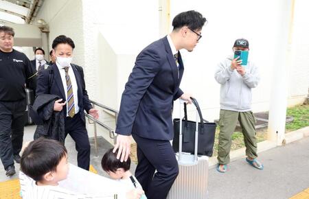 子どもの頭をなでてバスに向かう佐藤輝（撮影・佐々木彰尚）