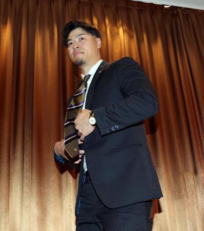 会見を終え、席を立つ佐藤輝（撮影・山口登）