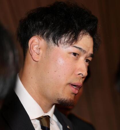 取材に応じる佐藤輝（撮影・山口登）