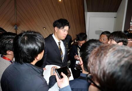 取材に応じる佐藤輝（撮影・山口登）