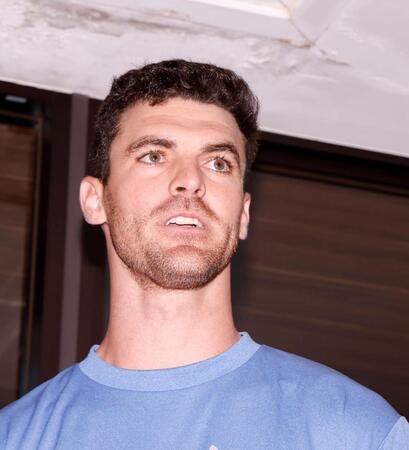 入団会見をするラグズデール（撮影・西田忠信）