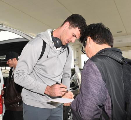 ファンにサインするラグズデール（撮影・飯室逸平）