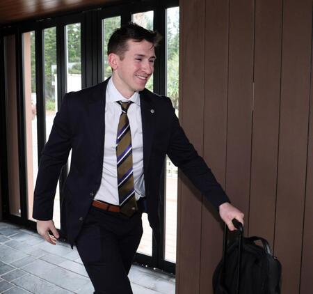 笑顔を見せながら宿舎入りするディベイニー（撮影・田中太一）