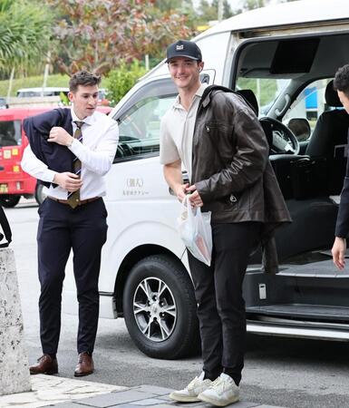 宿舎に到着したラグズデール（右）とディベイニー（撮影・田中太一）