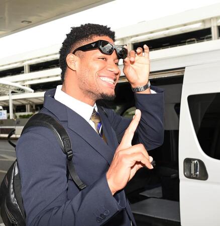 笑顔で沖縄入りするモレッタ（撮影・飯室逸平）