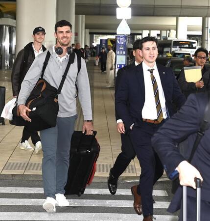 沖縄入りするラグズデール（左）とディベイニー