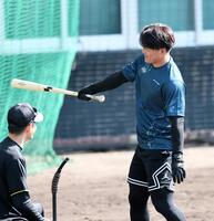 　力を抜いてティー打撃をする前川