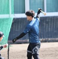 力を抜いてティー打撃をする阪神・前川右京＝宜野座（撮影・田中太一）
