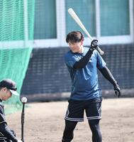 力を抜いてティー打撃をする阪神・前川右京＝宜野座（撮影・田中太一）